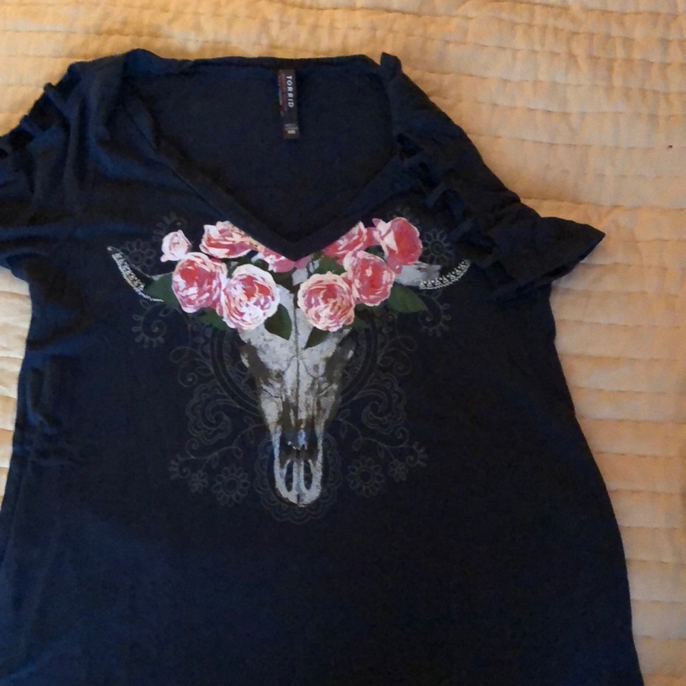 Deer skull and roses tee